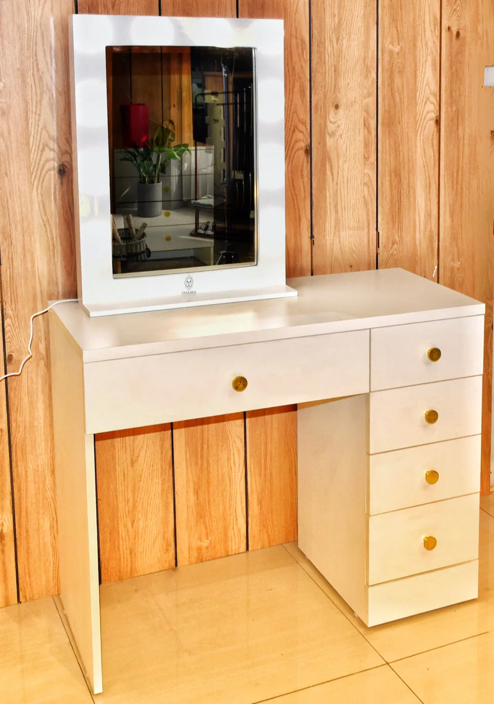 THE MAKEUP JUNKIE | MAKEUP VANITY WITH LED LIGHTS