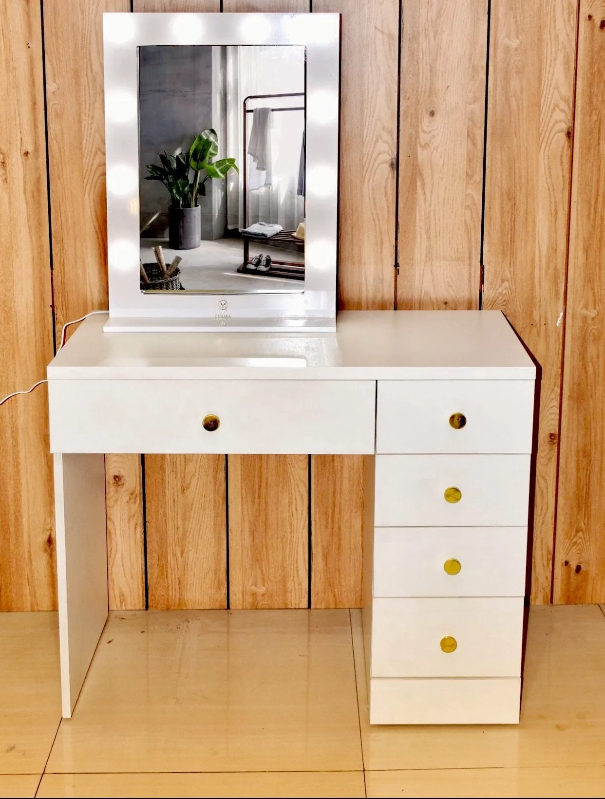 THE MAKEUP JUNKIE | MAKEUP VANITY WITH LED LIGHTS